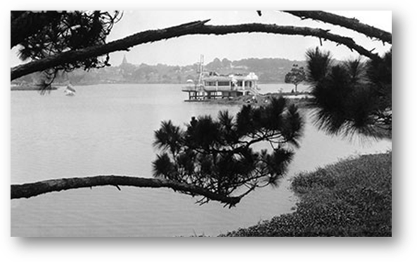http://artcorner.vn/wp-content/uploads/2016/12/nguyen-ba-mau-da-lat-xua-old-dalat-nha-thuy-ta-va-ho-xuan-huong-lake-1970.jpg
