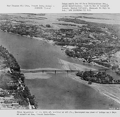 Huế 1945 - cầu đường sắt Bạch Hổ trn sng Hương bị đnh sập
