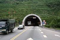 http://upload.wikimedia.org/wikipedia/commons/thumb/6/62/Hai_Van_Tunnel_North_Entrance.jpg/300px-Hai_Van_Tunnel_North_Entrance.jpg