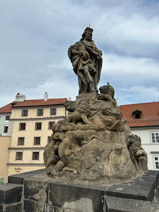 A statue of a person with a crown and a lion

AI-generated content may be incorrect.