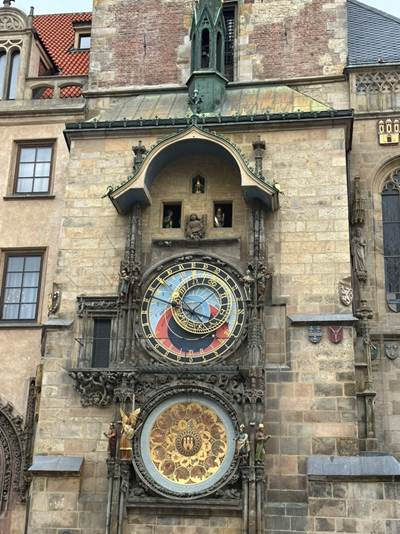 A clock on a building

AI-generated content may be incorrect.