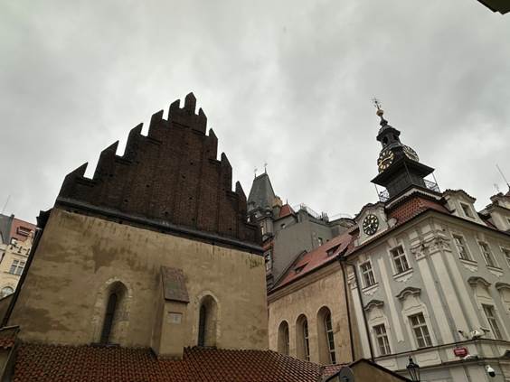 A building with a clock on top

AI-generated content may be incorrect.