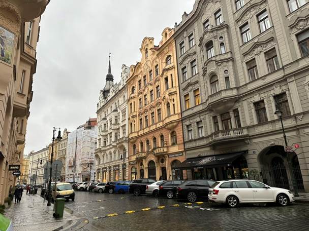 A street with cars parked on it

AI-generated content may be incorrect.