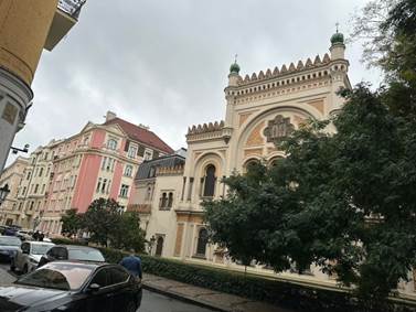 A building with a tree in front of it

AI-generated content may be incorrect.